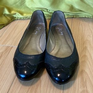 Black leather fs/ny flats with cute patent leather detailing Size 11